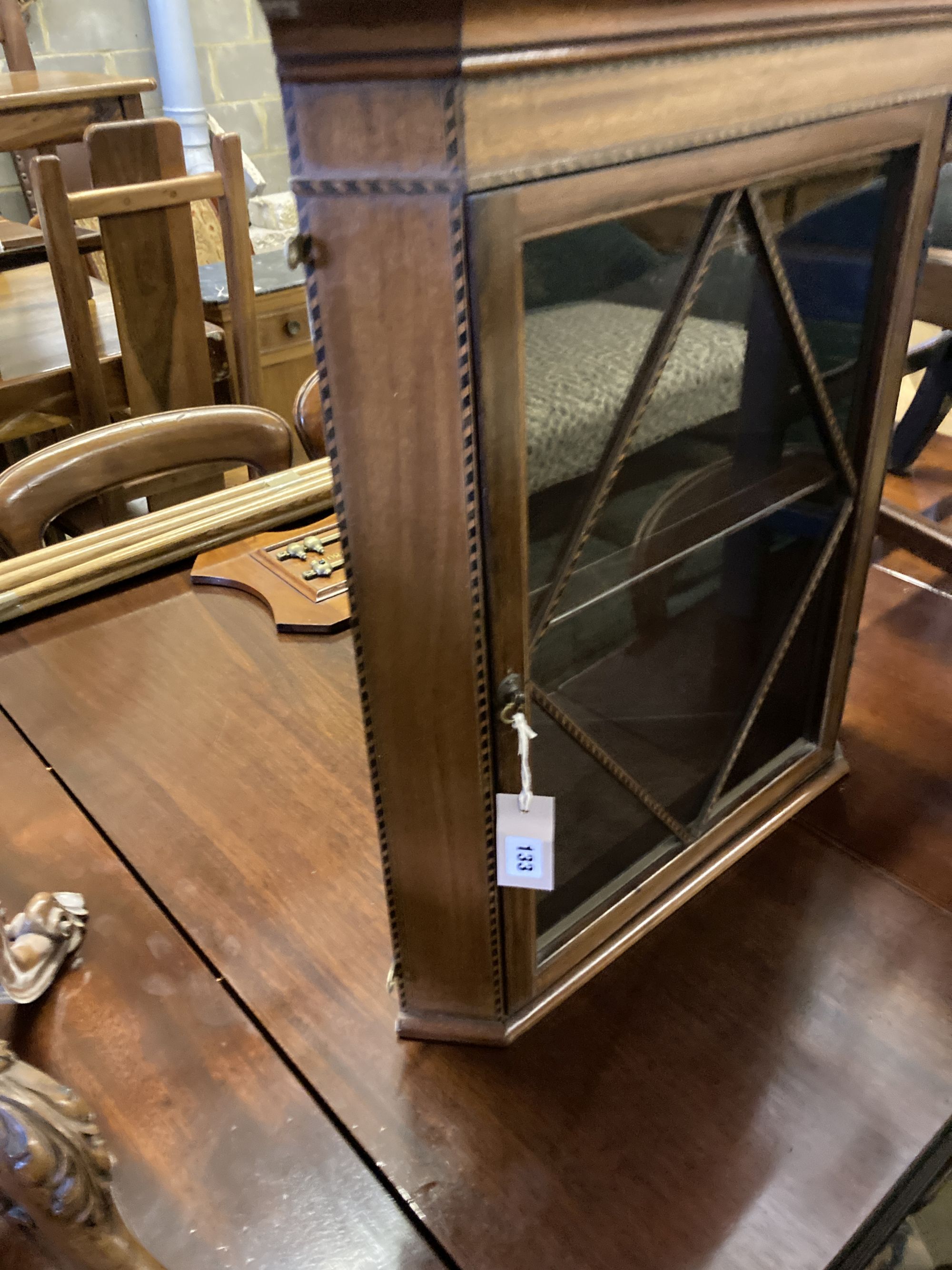 An Edwardian Georgian design inlaid mahogany hanging corner cabinet, width 52cm, height 74cm